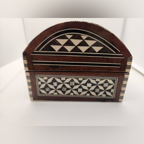 Egyptian Mother of Pearl Jewel Box with Lock and Key - Picture 10 of 15